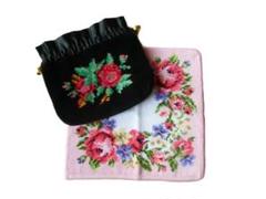 【フェーラー・セット】花柄刺繍ハンカチと黒の巾着