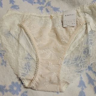 ワコール アンフィ ホワイトに刺繍が美しいショーツL